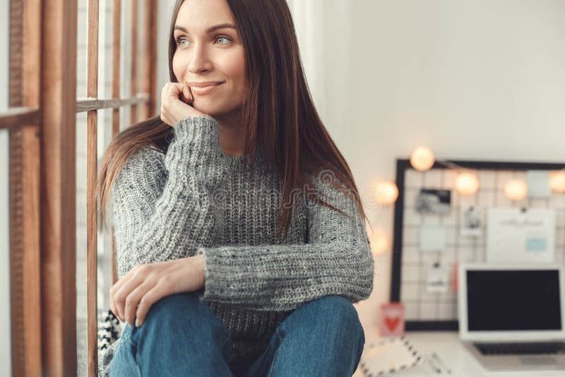 För ung kvinna för freelancer sammanträde för atmosfär för vinter för begrepp för inrikesdepartementet inomhus på fönsterfönsterb arkivfoton För ung kvinna för freelancer sammanträde för atmosfär för vinter för begrepp för inrikesdepartementet inomhus på fönsterfönsterb arkivfoton