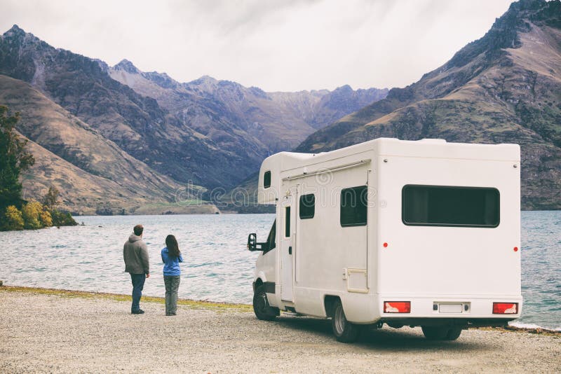 För ungdomar för tur för väg för skåpbil för RV-motorhomecampare på affärsföretag för Nya Zeeland loppsemester, två turister som arkivbild För ungdomar för tur för väg för skåpbil för RV-motorhomecampare på affärsföretag för Nya Zeeland loppsemester, två turister som arkivbild