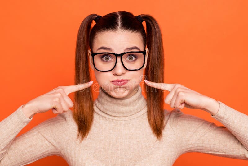 För ungdomhipster för stående trutade härliga moderiktiga stilfulla kanter fylliga framsidor spännande för att tycka om bekymmers arkivbilder För ungdomhipster för stående trutade härliga moderiktiga stilfulla kanter fylliga framsidor spännande för att tycka om bekymmers arkivbilder