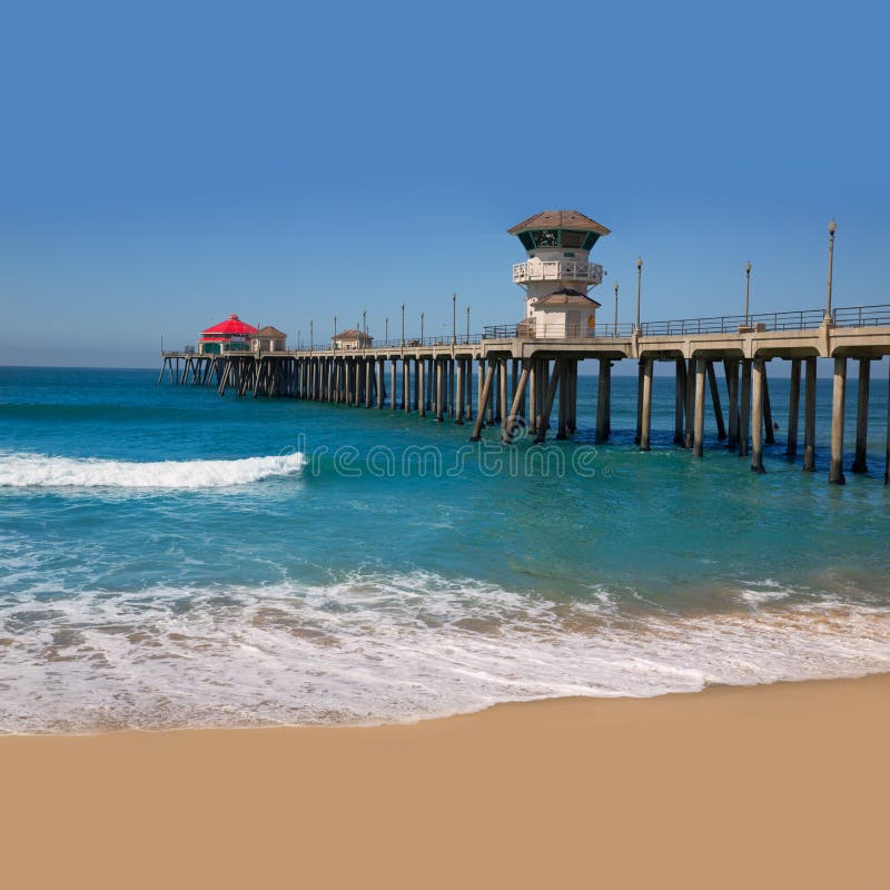 För USA för Huntington Beachbränningstad sikt pir arkivbild För USA för Huntington Beachbränningstad sikt pir arkivbild