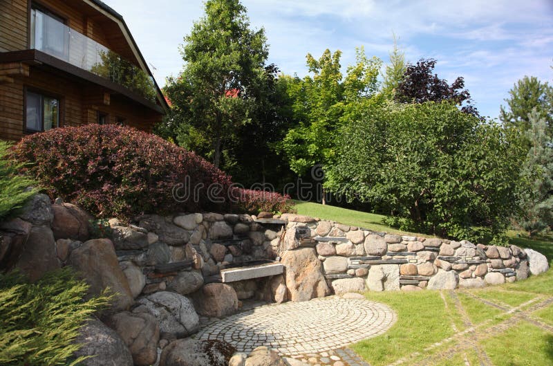 för uteplatspaver för trädgård trädgårds- damm TrädgårdPaveruteplats som landskap överblick fotografering för bildbyråer för uteplatspaver för trädgård trädgårds- damm TrädgårdPaveruteplats som landskap överblick fotografering för bildbyråer