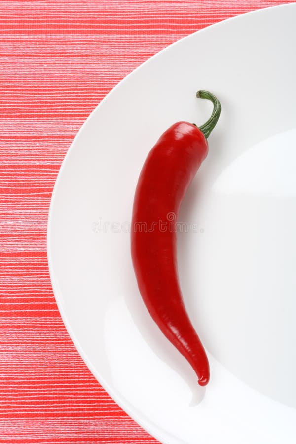 För varm röd white pepparplatta för chili royaltyfria bilder
