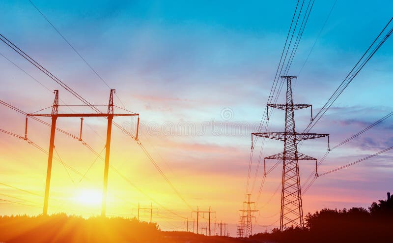 För överföringstorn för hög spänning elektrisk pylon för energi arkivfoton För överföringstorn för hög spänning elektrisk pylon för energi arkivfoton