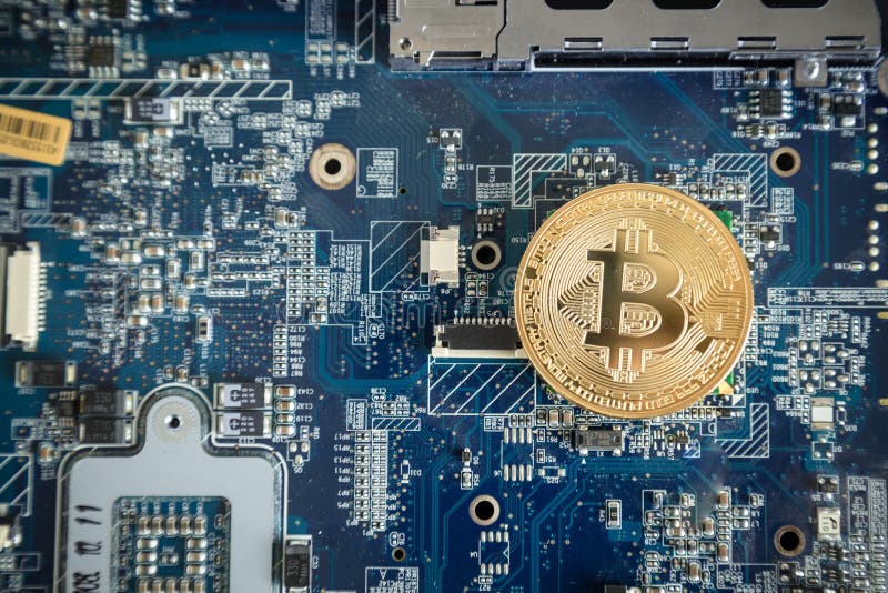 För överkant guld- Digital Cryptocurrency ner mynt på datoren Motherboar royaltyfri foto