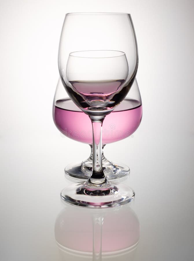 för överlappningspink för konjak glass wine för reflexion arkivfoto för överlappningspink för konjak glass wine för reflexion arkivfoto