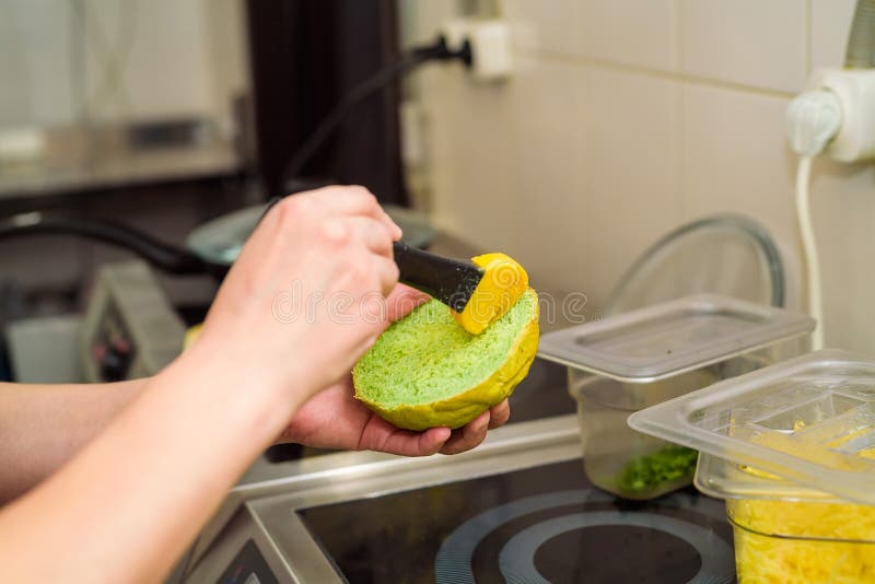 Förbereda bullen för hamburgare royaltyfri foto Förbereda bullen för hamburgare royaltyfri foto