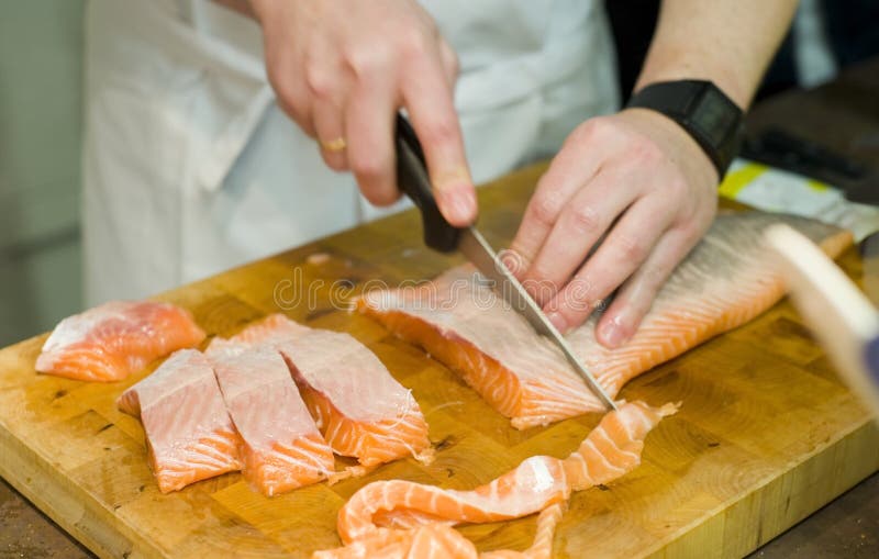 Förbereda den nya laxfisken royaltyfria foton