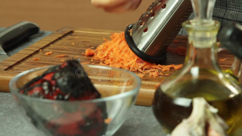 Förbereda grönsaker för att laga mat spagetti som är bolognese i köket