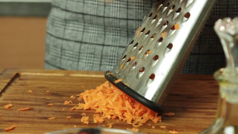 Förbereda grönsaker för att laga mat spagetti som är bolognese i köket