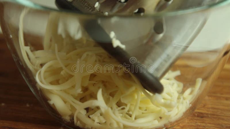 Förbereda ost för att laga mat spagetti som är bolognese i köket