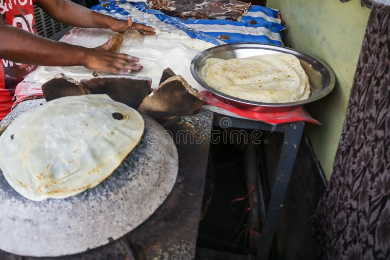 Förberedelse och tillagning av chapati roti royaltyfria foton