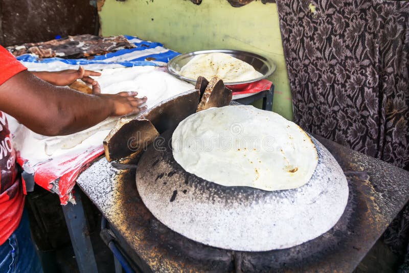Förberedelse och tillagning av chapati roti royaltyfria bilder