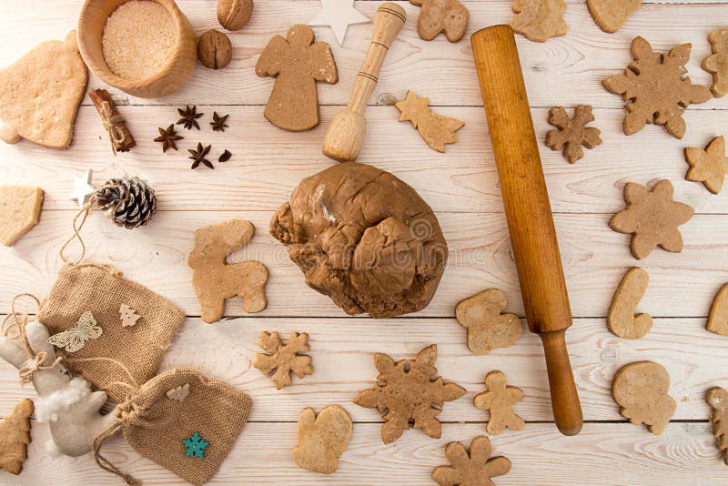 Förberedelse som gör traditionell jul pepparkakan Co för nytt år royaltyfria foton Förberedelse som gör traditionell jul pepparkakan Co för nytt år royaltyfria foton