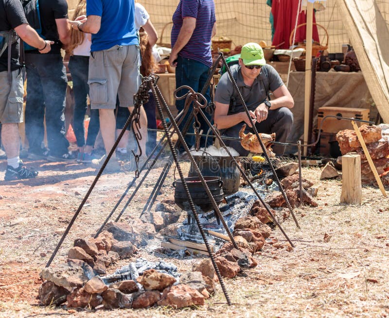 Förberedelsen av mat i marsch betingar på riddaren som festivalen i Goren parkerar i Israel royaltyfri foto Förberedelsen av mat i marsch betingar på riddaren som festivalen i Goren parkerar i Israel royaltyfri foto