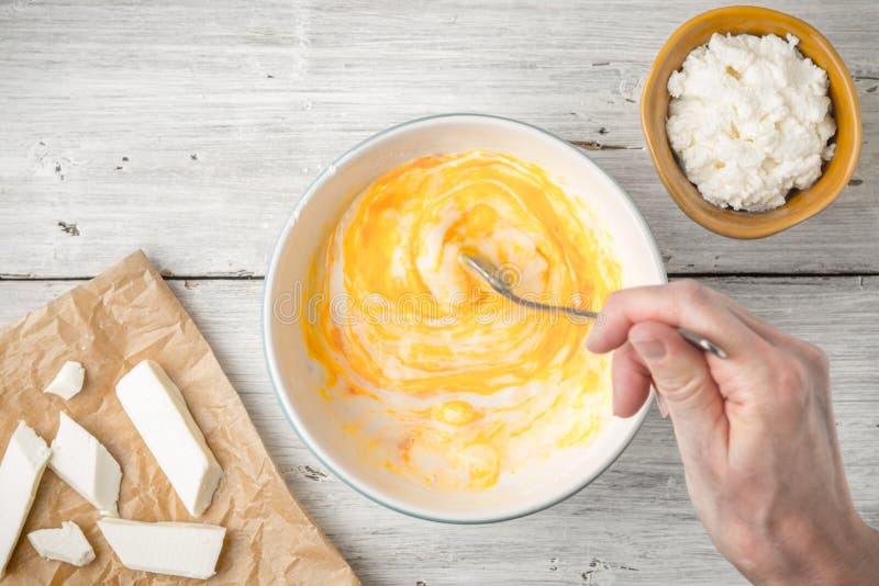 Förberedelsetoppning från bästa sikt för ägg, för ost och för yoghurt arkivfoto Förberedelsetoppning från bästa sikt för ägg, för ost och för yoghurt arkivfoto