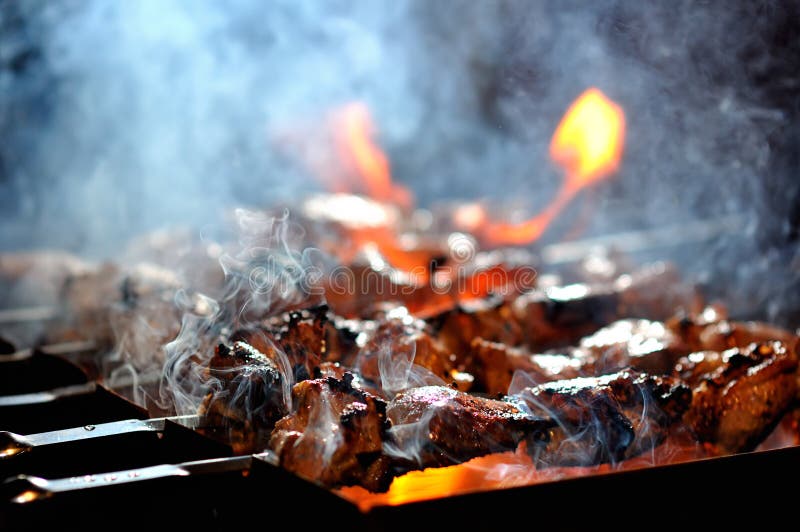 förbereder saftig meat för brand skivor royaltyfri foto förbereder saftig meat för brand skivor royaltyfri foto