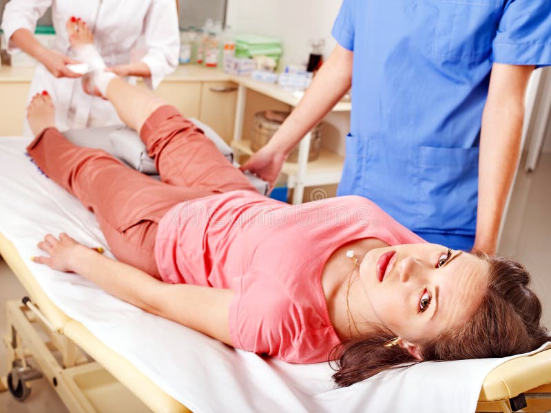 Läkare som bandagerar en patient på sjukhuset royaltyfria foton