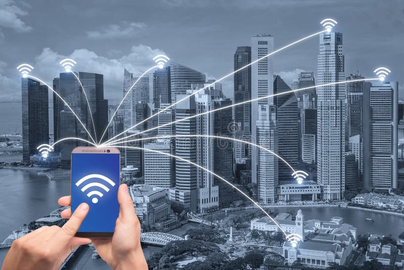 Förbinder den smarta telefonen för handinnehavet och den Singapore staden med nätverket royaltyfria bilder Förbinder den smarta telefonen för handinnehavet och den Singapore staden med nätverket royaltyfria bilder