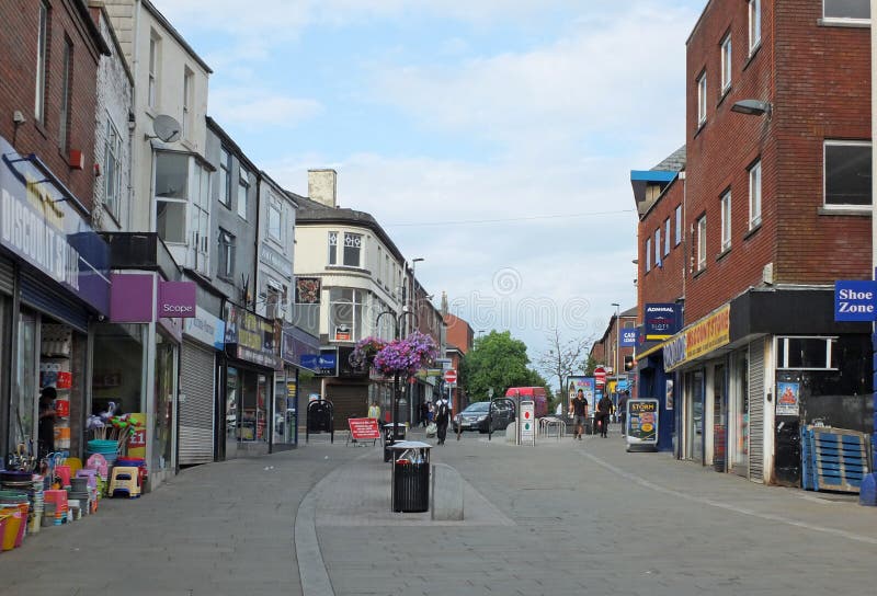 Förbipasserande förbi i det fot- shoppa området av den Rochdale stadskärnan royaltyfria bilder Förbipasserande förbi i det fot- shoppa området av den Rochdale stadskärnan royaltyfria bilder