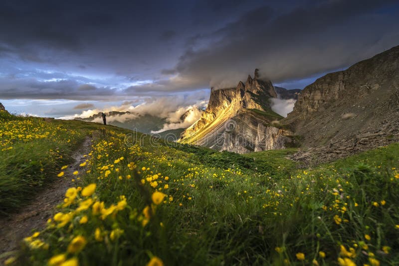 Förbluffa landskapsikt av guld- ljus på berget med blå himmel på sommar från Dolomites, Italien fotografering för bildbyråer Förbluffa landskapsikt av guld- ljus på berget med blå himmel på sommar från Dolomites, Italien fotografering för bildbyråer
