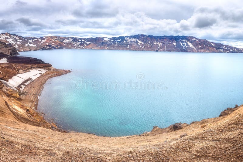 Förbluffa naturlandskap, Oskjuvatn sjö i den Askja calderaen, högländer av Island Scenisk panoramautsikt, utomhus- loppbakgrund fotografering för bildbyråer Förbluffa naturlandskap, Oskjuvatn sjö i den Askja calderaen, högländer av Island Scenisk panoramautsikt, utomhus- loppbakgrund fotografering för bildbyråer