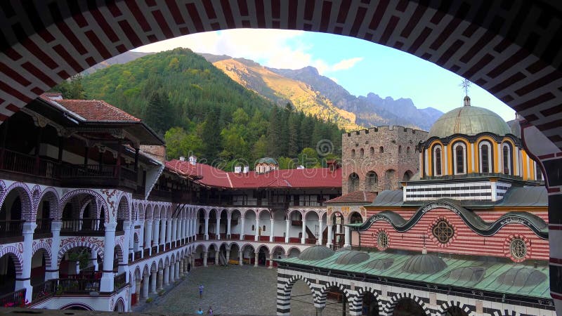 Förbluffa panorama av gröna kullar, Rila sjöar och den Rila kloster, Bulgarien royaltyfri bild Förbluffa panorama av gröna kullar, Rila sjöar och den Rila kloster, Bulgarien royaltyfri bild