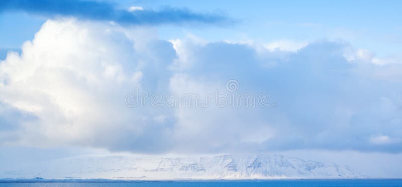 Fördunklar bildande över havet, bakgrundsfoto royaltyfri bild