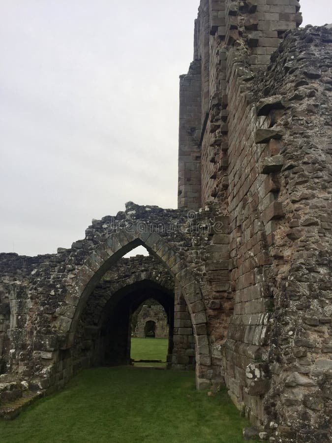 Fördärvar av den Croxden abbotskloster, kura ihop sig djupt i Staffordshire bygd royaltyfria bilder