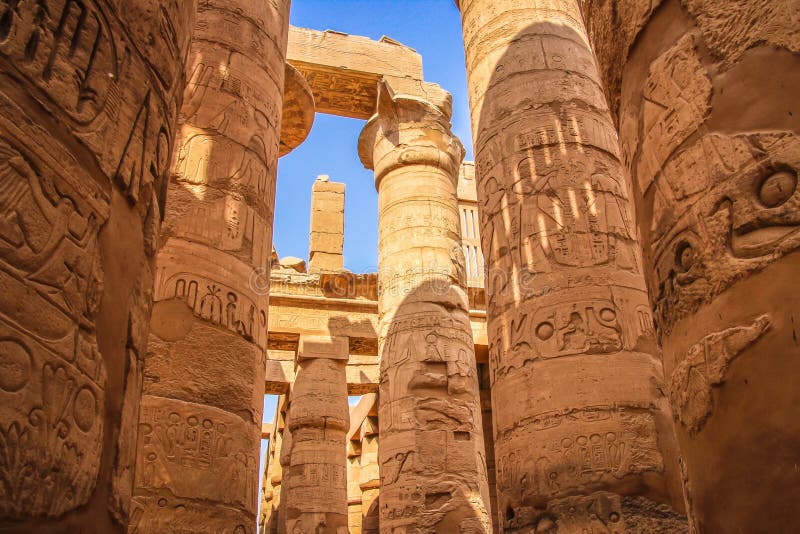 Fördärvar av den härliga forntida templet i Luxor Fördärvar av den centrala templet av Amun-rommar