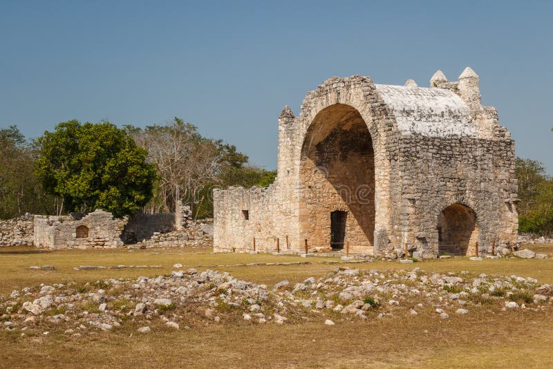Fördärvar av den spanska katolska kyrkan i den forntida Mayan staden royaltyfri fotografi Fördärvar av den spanska katolska kyrkan i den forntida Mayan staden royaltyfri fotografi
