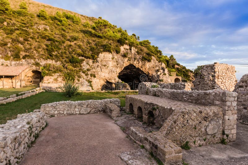 Fördärvar av den Tiberius villan i Sperlonga, Lazio, Italien arkivfoton Fördärvar av den Tiberius villan i Sperlonga, Lazio, Italien arkivfoton