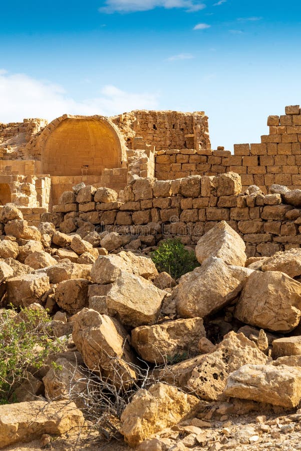 Fördärvar av en forntida Christian Nabatean stad i Israel den Negev öknen royaltyfri fotografi