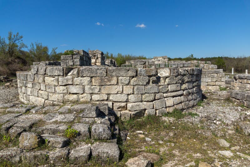 Fördärvar av huvudstaden av det medeltida fästet stora Preslav Veliki Preslav, Bulgarien för första bulgariska välde arkivbild Fördärvar av huvudstaden av det medeltida fästet stora Preslav Veliki Preslav, Bulgarien för första bulgariska välde arkivbild