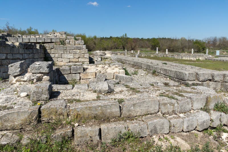 Fördärvar av huvudstaden av det medeltida fästet stora Preslav Veliki Preslav, Bulgarien för första bulgariska välde royaltyfria bilder Fördärvar av huvudstaden av det medeltida fästet stora Preslav Veliki Preslav, Bulgarien för första bulgariska välde royaltyfria bilder