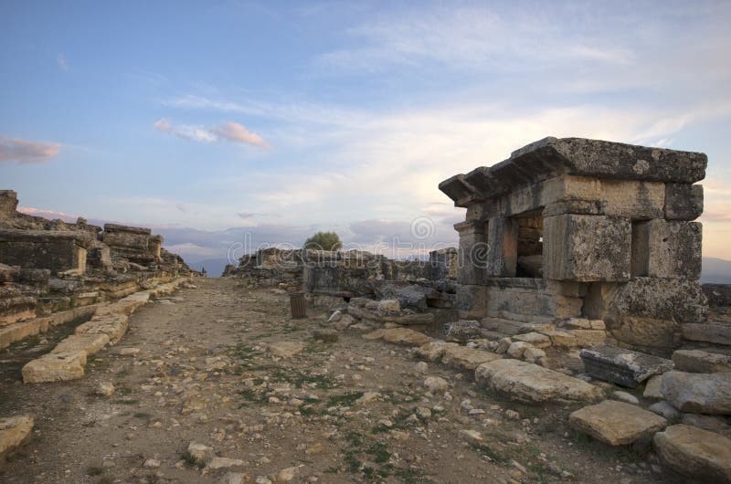 Fördärvar av nekropolkyrkogård av Hierapolis, Pamukkale/Turkiet