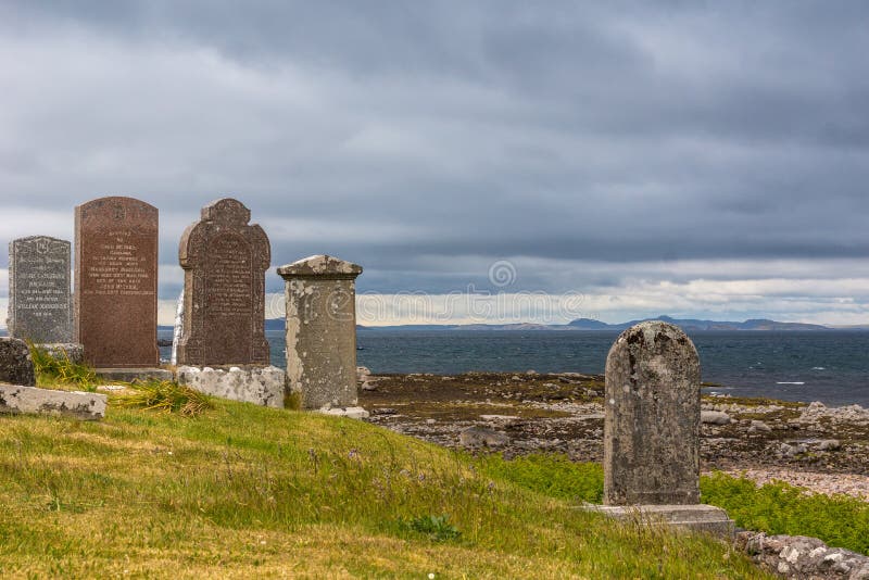 Fördärvar och gravstenar på kyrkogården för den Laide den historiska strandsidan, NW S arkivfoton Fördärvar och gravstenar på kyrkogården för den Laide den historiska strandsidan, NW S arkivfoton