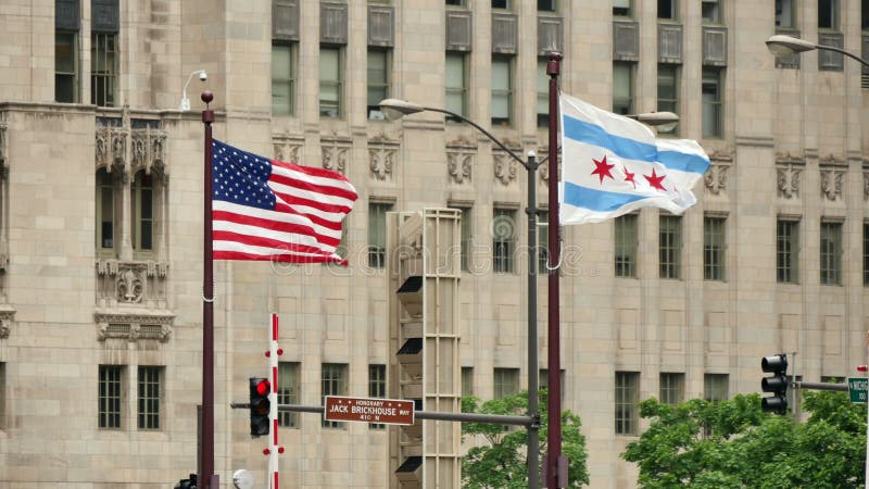 Förenta staterna och Chicago flaggor som vinkar på den Michigan bron
