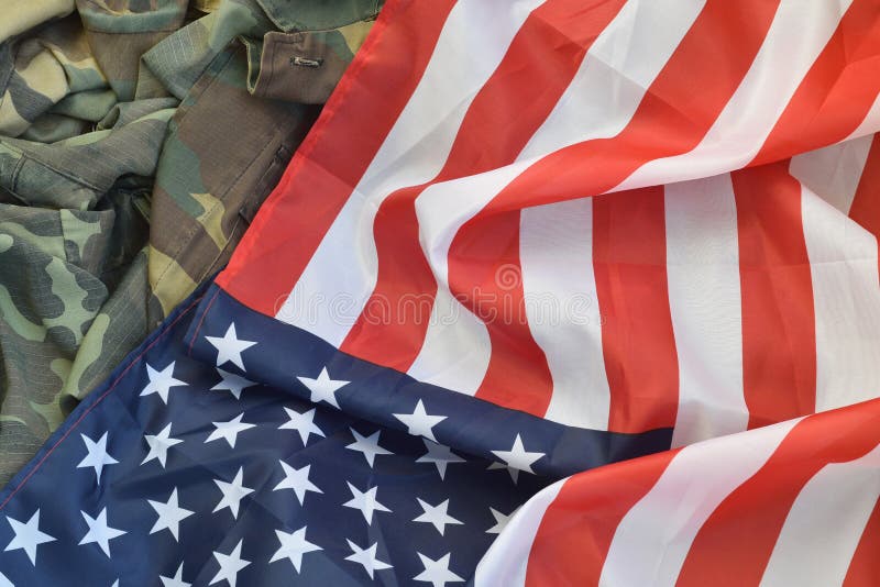 Förenta staternas flagga och hopfällda militäruniform jacka Militära symboler begreppsmässig bakgrundsbanderoll för amerikan arkivfoton Förenta staternas flagga och hopfällda militäruniform jacka Militära symboler begreppsmässig bakgrundsbanderoll för amerikan arkivfoton