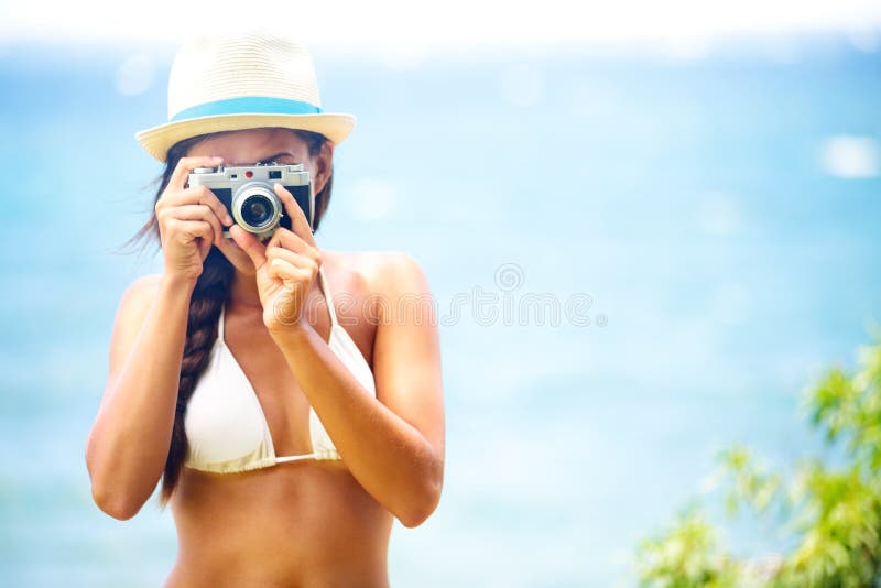 Föreställer ta för kamera för sommarstrandkvinna hållande royaltyfri fotografi Föreställer ta för kamera för sommarstrandkvinna hållande royaltyfri fotografi