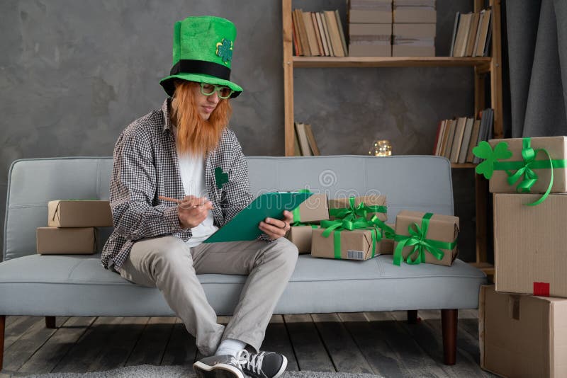 Företagare i leprechaun är ägare av små företag som är ägare till räkneboxar hemma på ett litet kontor. förbereder rutor för arkivbild