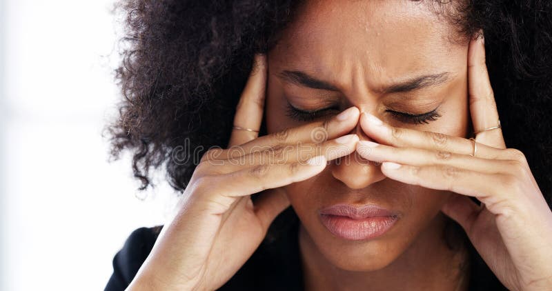 Företagskvinna och huvudvärk från stress på kontoret med trötthet av projektfel och utbrändhet. Afrikansk person arkivfoton