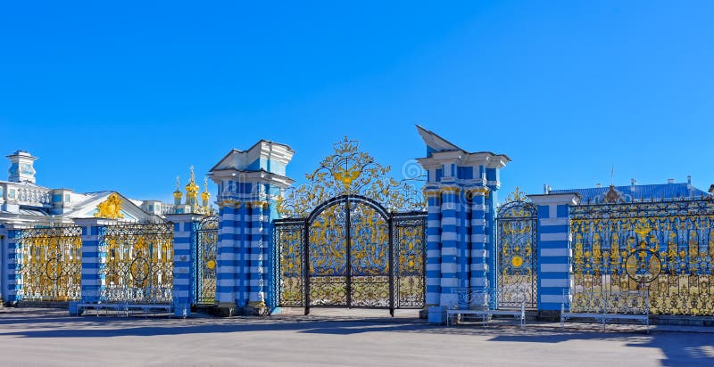 Förgylld openwork port av Catherine Palace i Tsarskoye Selo fotografering för bildbyråer Förgylld openwork port av Catherine Palace i Tsarskoye Selo fotografering för bildbyråer