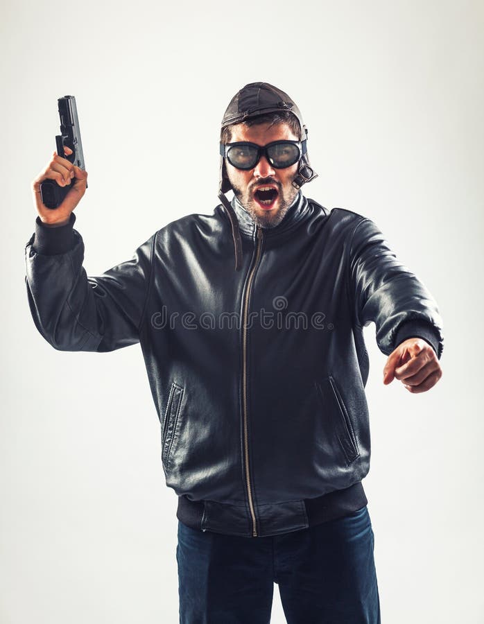 Förklädd ilsken man som rymmer hota för vapen fotografering för bildbyråer Förklädd ilsken man som rymmer hota för vapen fotografering för bildbyråer