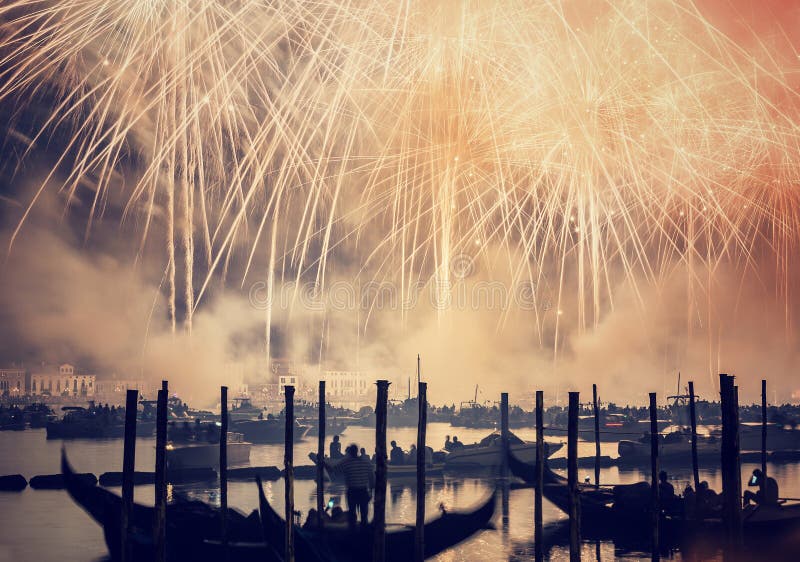 Förlossarefestival av fyrverkerier royaltyfri bild Förlossarefestival av fyrverkerier royaltyfri bild