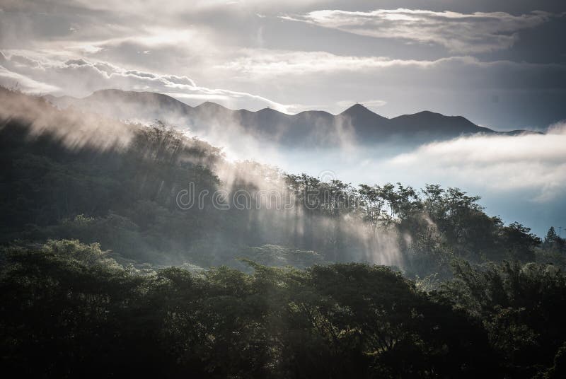 Förmiddagar som får dig att bli kär i gåvor som himlen dess moln och berg ger royaltyfri bild