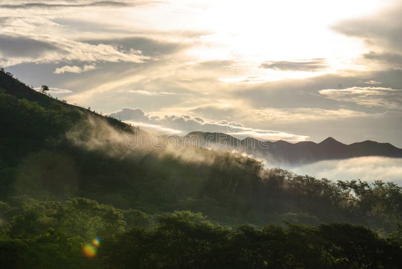 Förmiddagar som får dig att bli kär i gåvor som himlen dess moln och berg ger royaltyfri bild