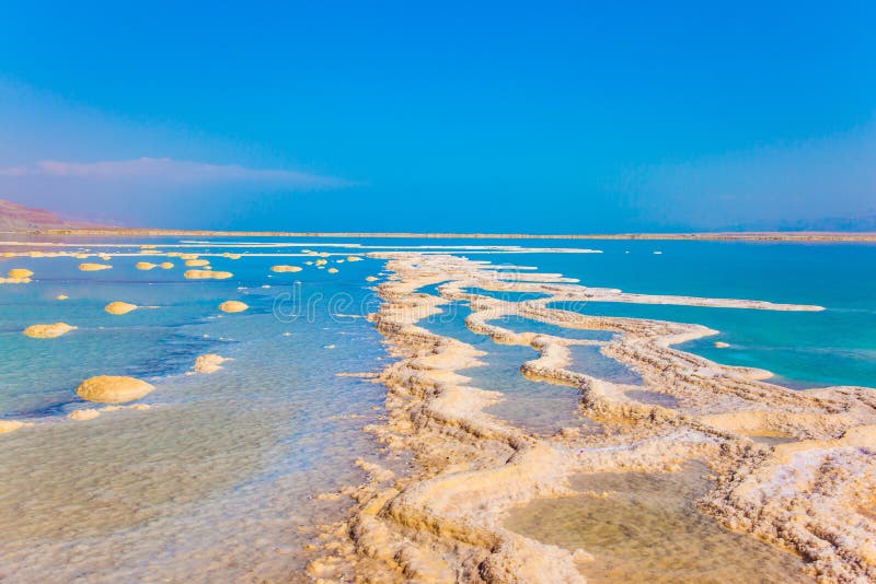 Förminskande vatten i det döda havet arkivfoto Förminskande vatten i det döda havet arkivfoto