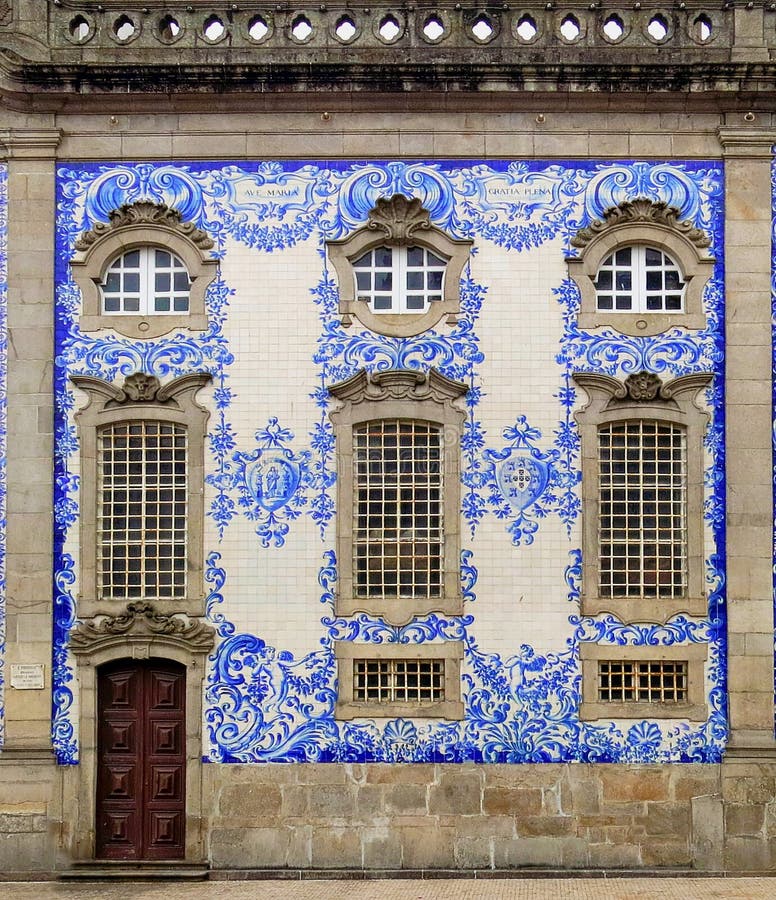 Förmögen husfasad i Porto, Portugal.