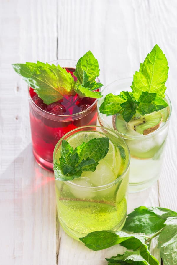 Förnyande drinkar och olika nya frukter och bär arkivfoton Förnyande drinkar och olika nya frukter och bär arkivfoton