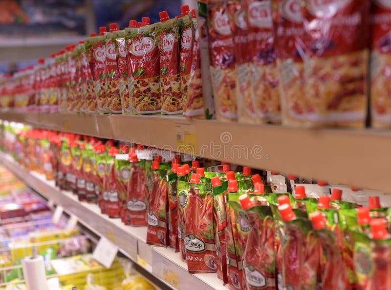 Förpacka med ketchup i lagret royaltyfria foton Förpacka med ketchup i lagret royaltyfria foton